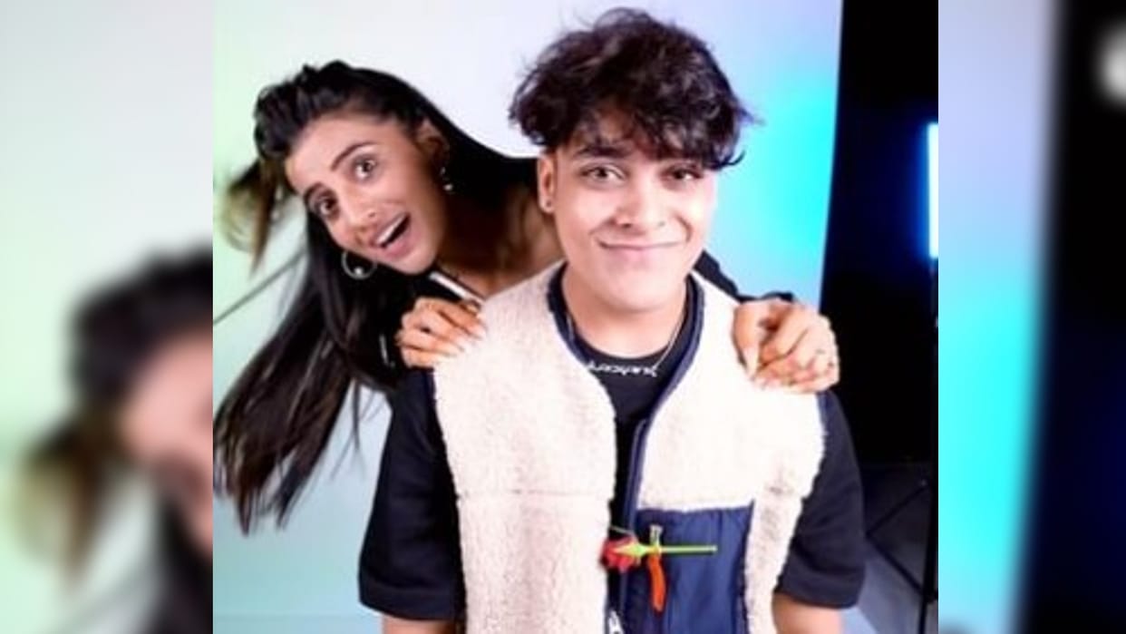 akshara singh dance on govinda song kisi disco mein jaaye watch video