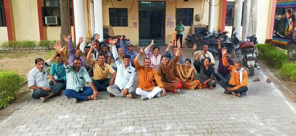 Aligarh News Bank workers demonstrated by wearing a black band