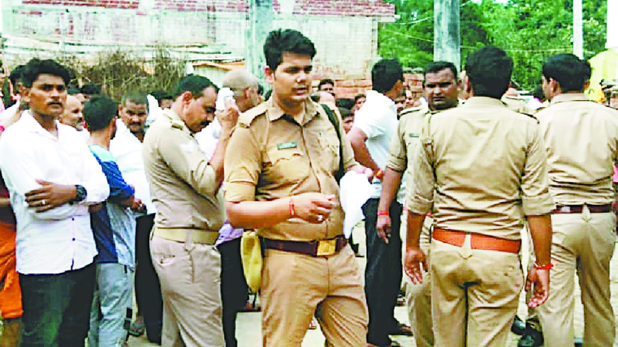 A mother commits suicide with her two sons in Bahraich.