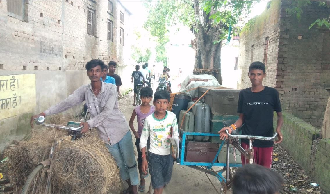 Ganga waterlevel cross red mark in ballia Flood crisis people forced to migrate