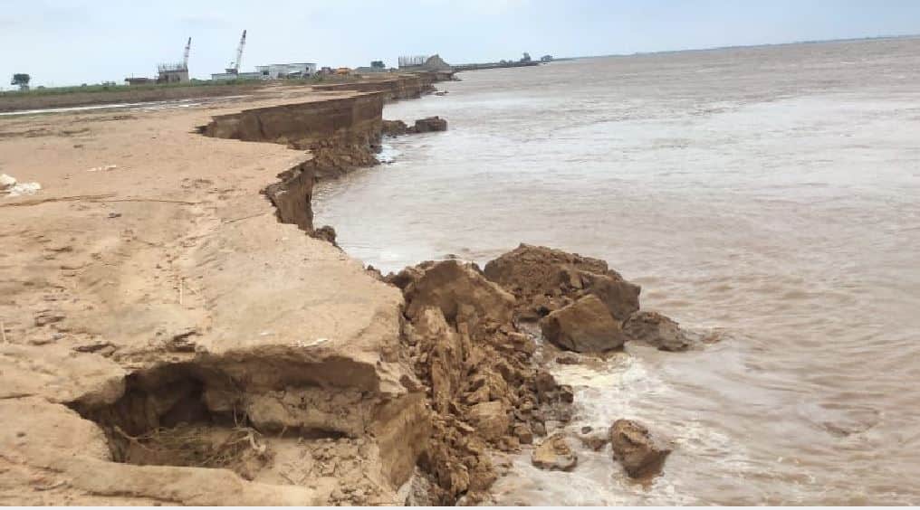 Flood in purvanchal varanasi ballia ghazipur mirzapur ganga Water in homes crops ruined see photos