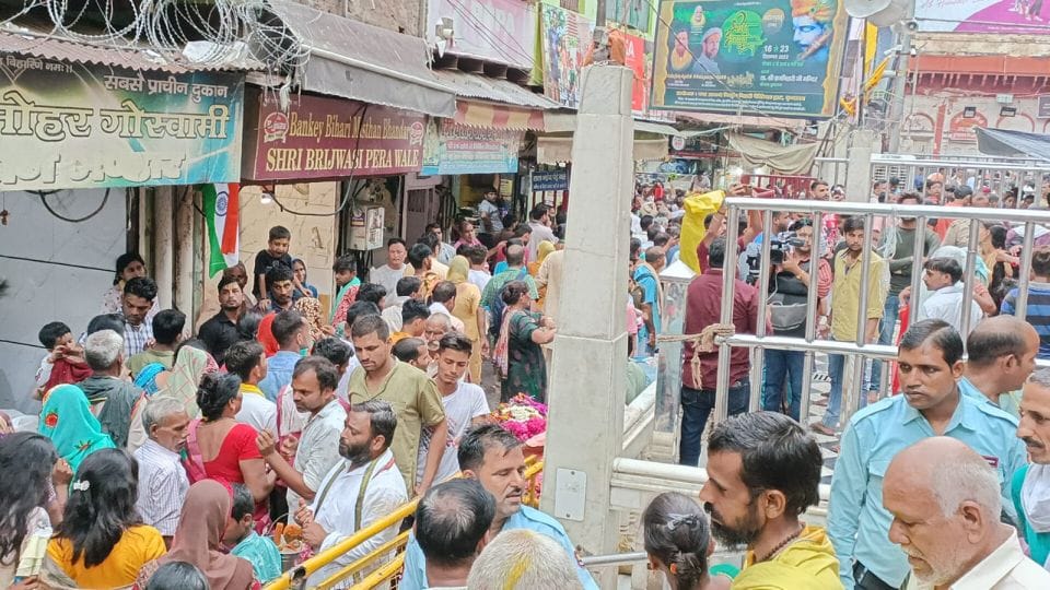 devotees will pay charge for VIP darshan in Banke Bihari Temple Vrindavan