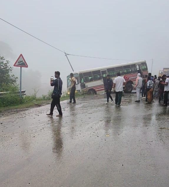 The bus stopped at the mouth of the ditch, the passengers narrowly survived