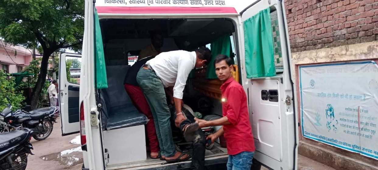 Woman dies in road accident, husband and daughter serious
