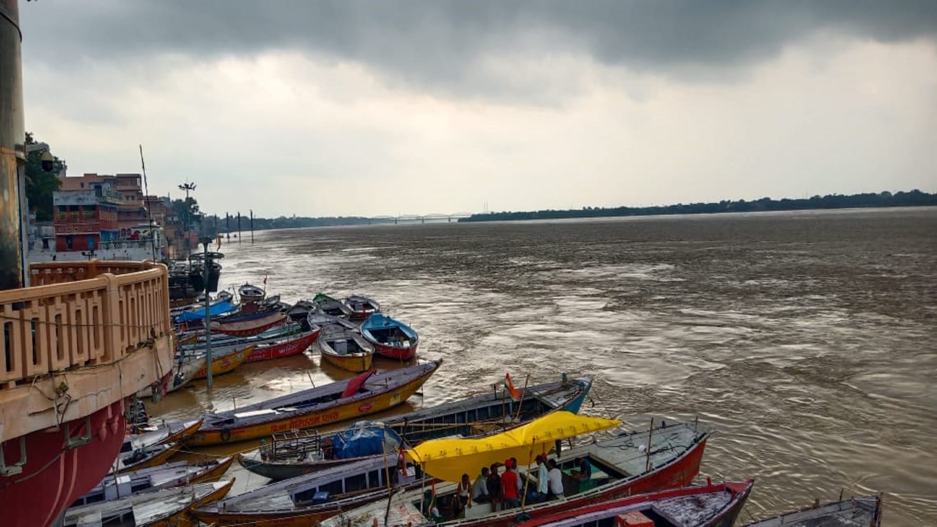 Ganga assumed a fierce form ghat submerged people fleeing due to water filling their house