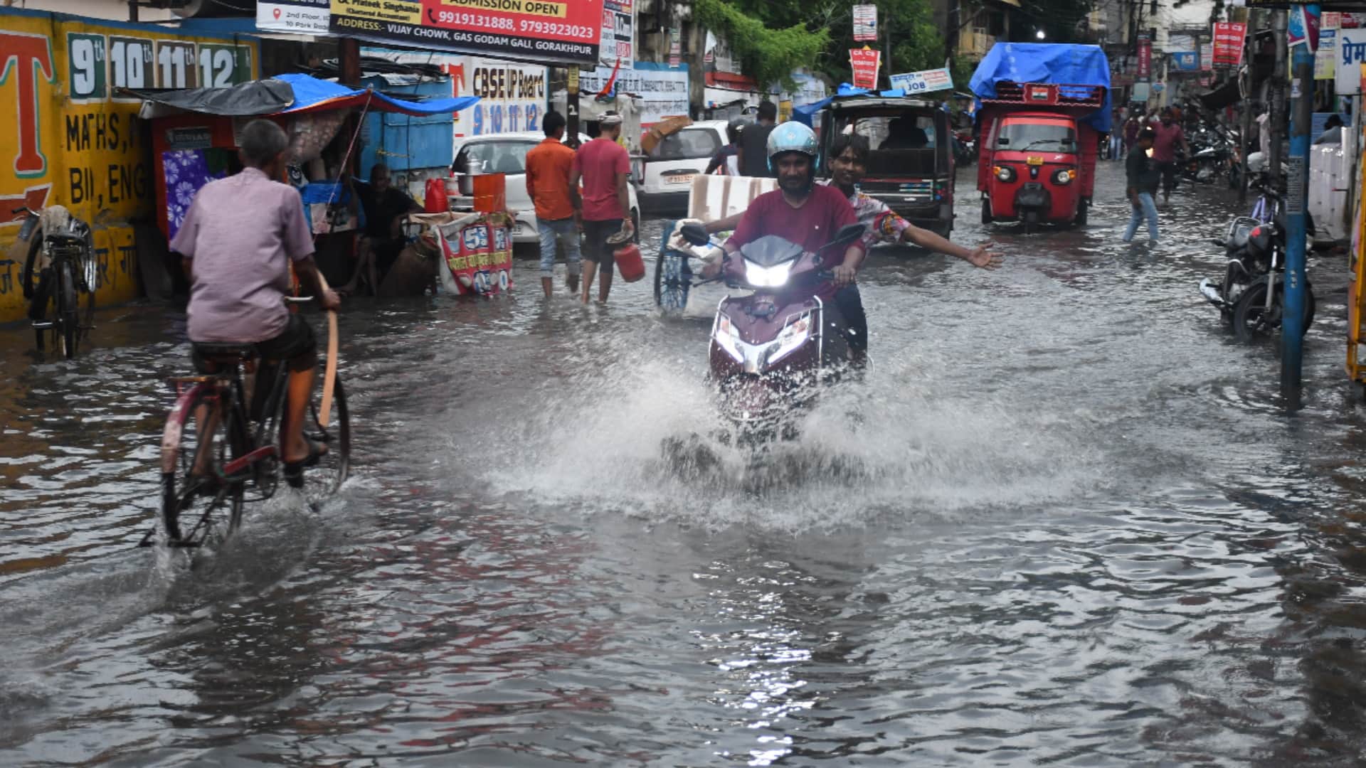 torrential rain for about an hour in Gorakhpur see latest photos