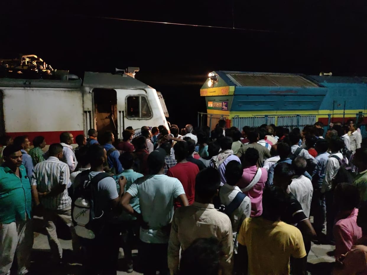 Sudden smoke rises in Sarnath Express in ghazipur passengers panic due to fear