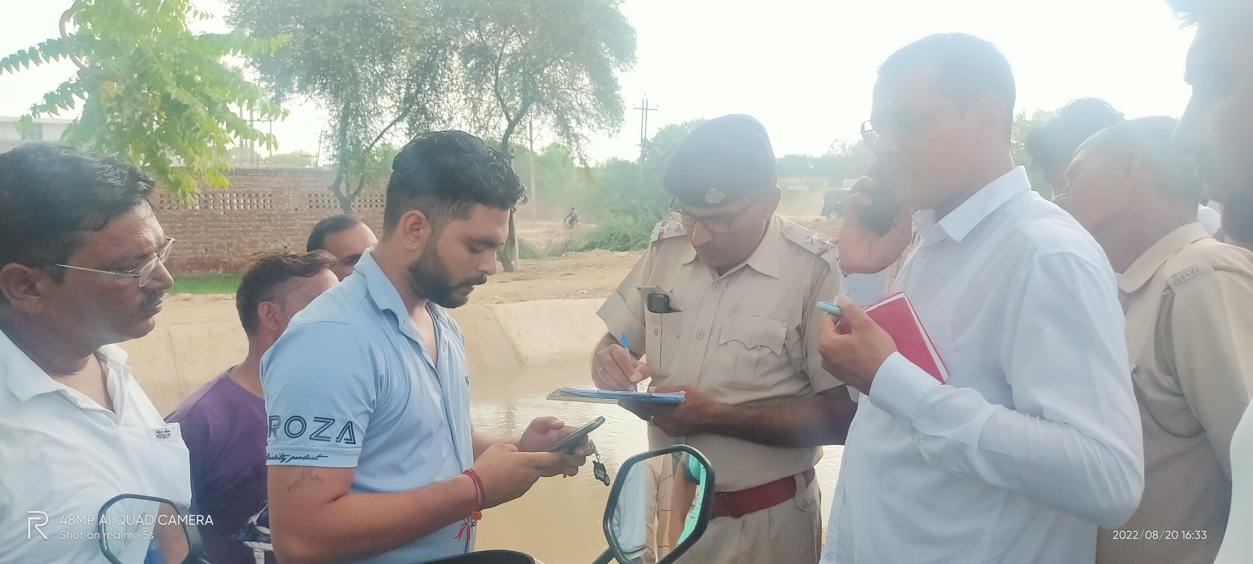 Youth bathing in canal with friends goes missing