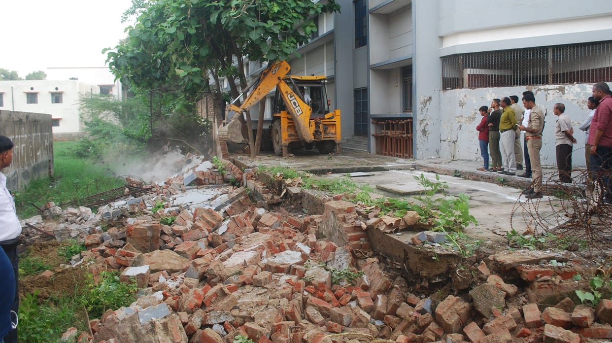 Hathras: JCB demolished the boundary wall of the college