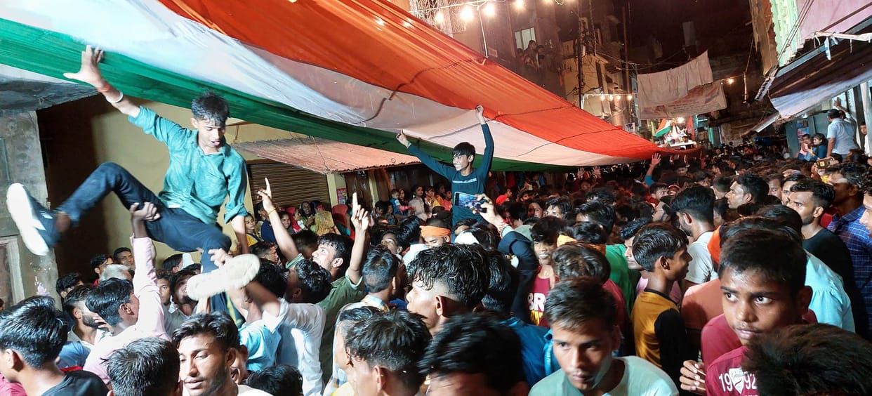 Hathras: Thakur ji's doula came out with pomp with 14 tableaux
