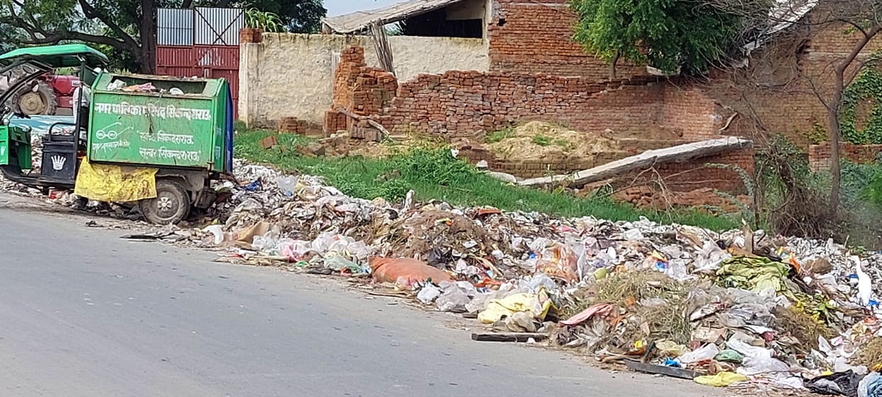 Hathras: The stench emanating from the garbage made the movement of passers-by difficultMore about this source textSource text required for additional translation informationS