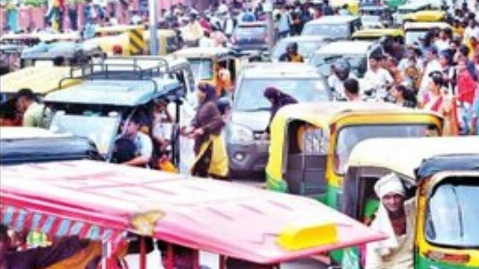 Illegal recovery in the name of parking in front of police post in Agra