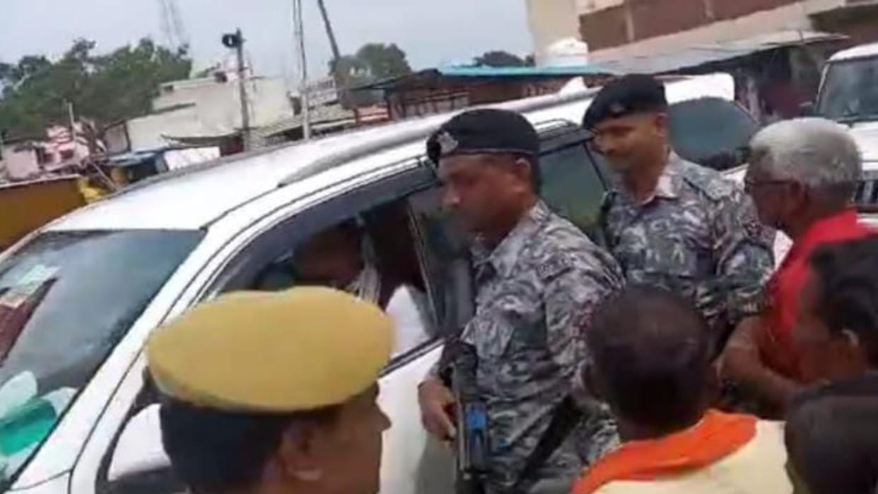 Sellers stopped Deputy CM kafila in Ayodhya.