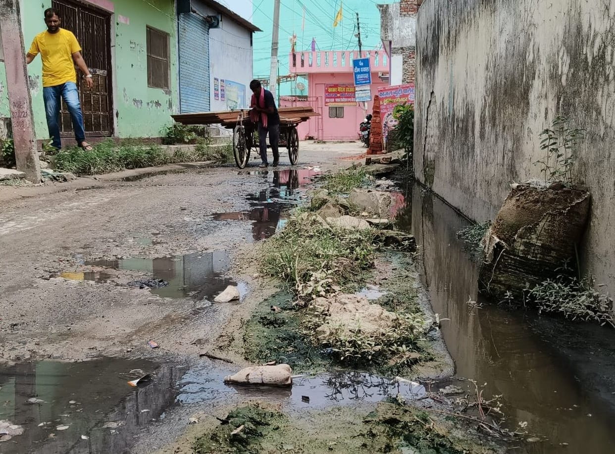 Lohia townspeople are passing through dirty water