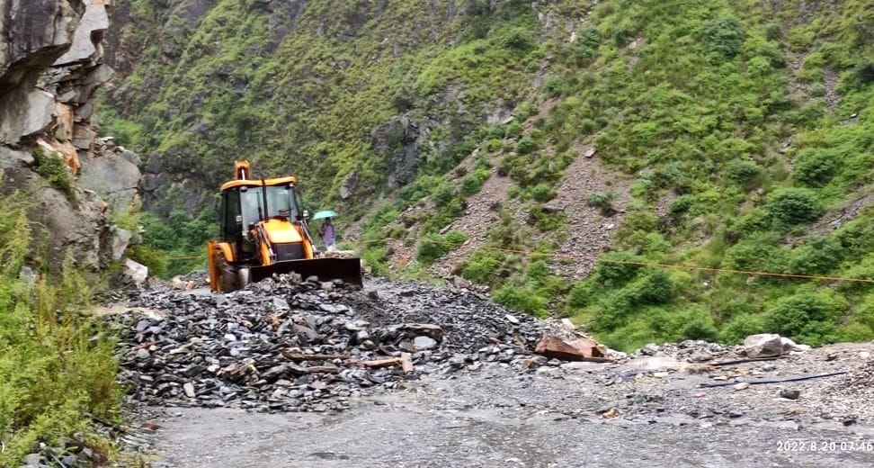Debris came in the paagal naala of Sainj, traffic stopped for five hours