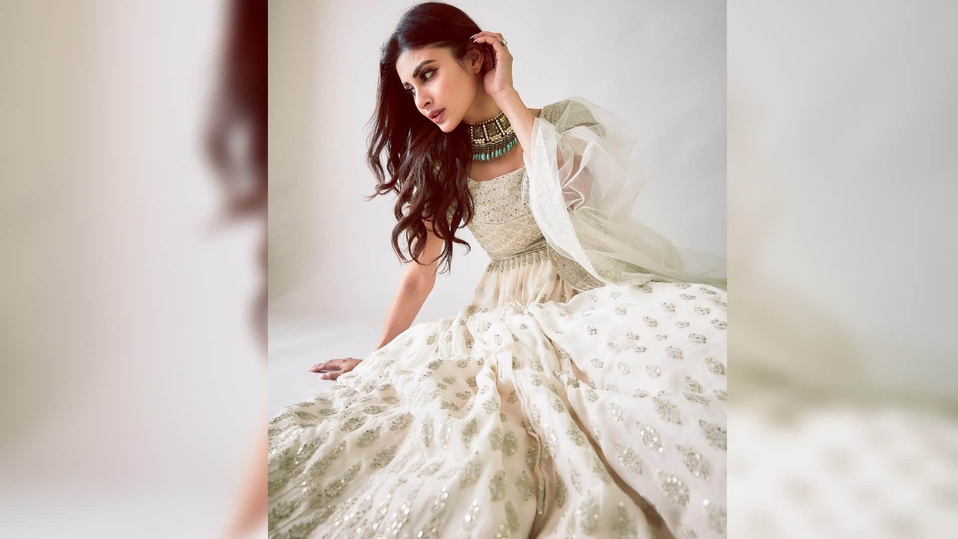 brahmastra actress mouni roy beautiful dance on woh kisna hai song watch video