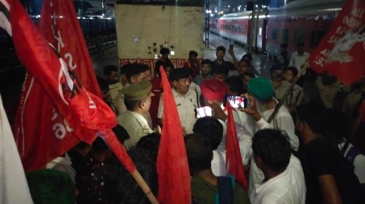 Farmer's ruckus in Kisan Express, train stood for a quarter of an hour