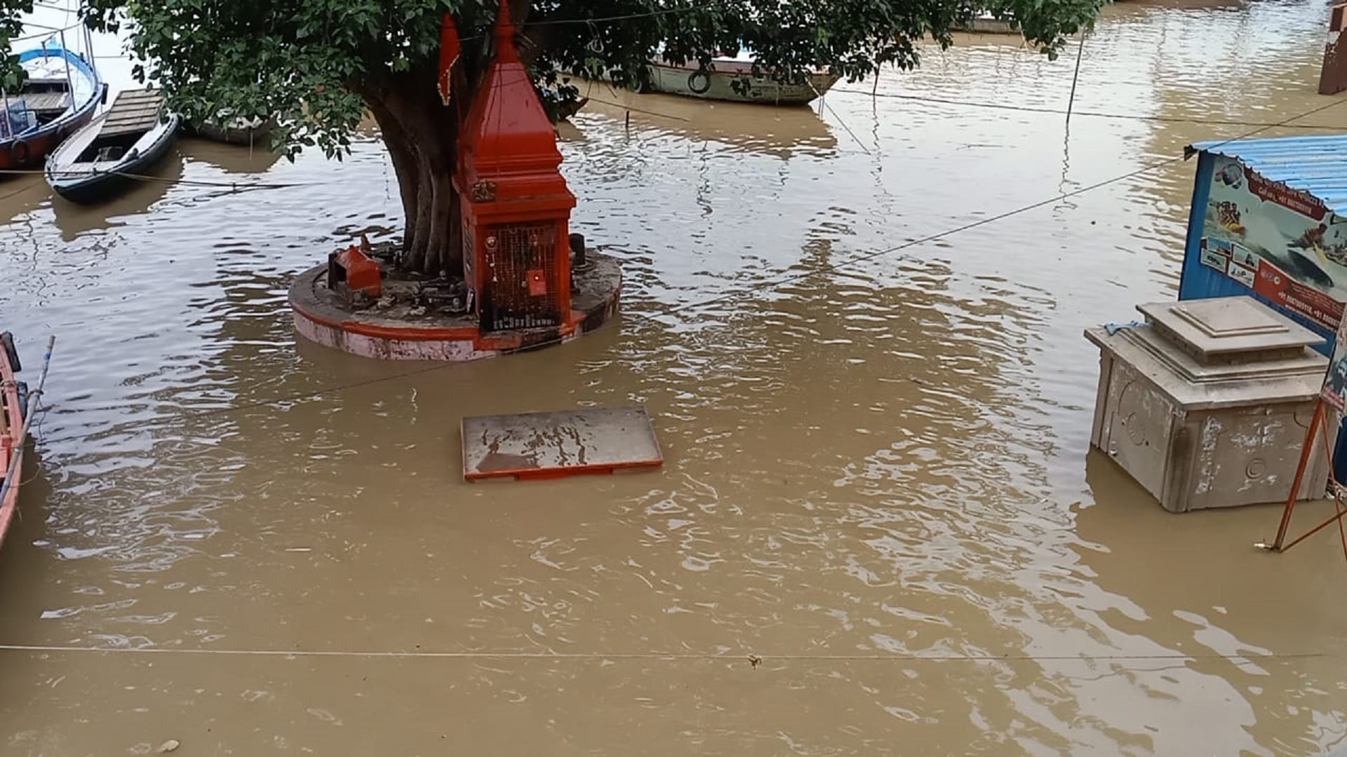 Ganga assumed a fierce form ghat submerged people fleeing due to water filling their house