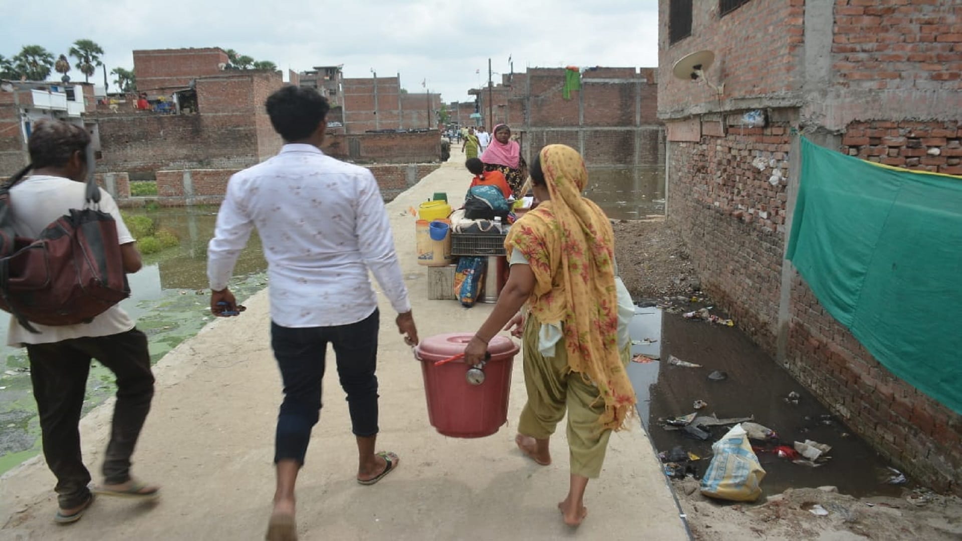 Ganga assumed a fierce form ghat submerged people fleeing due to water filling their house