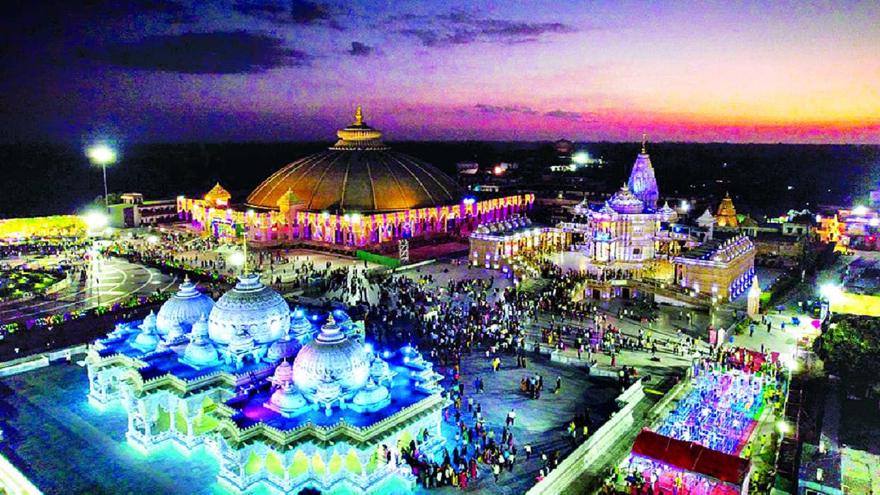 Shri Krishna Janmashtami there was an influx of faith in Bhakti Dham Mangarh