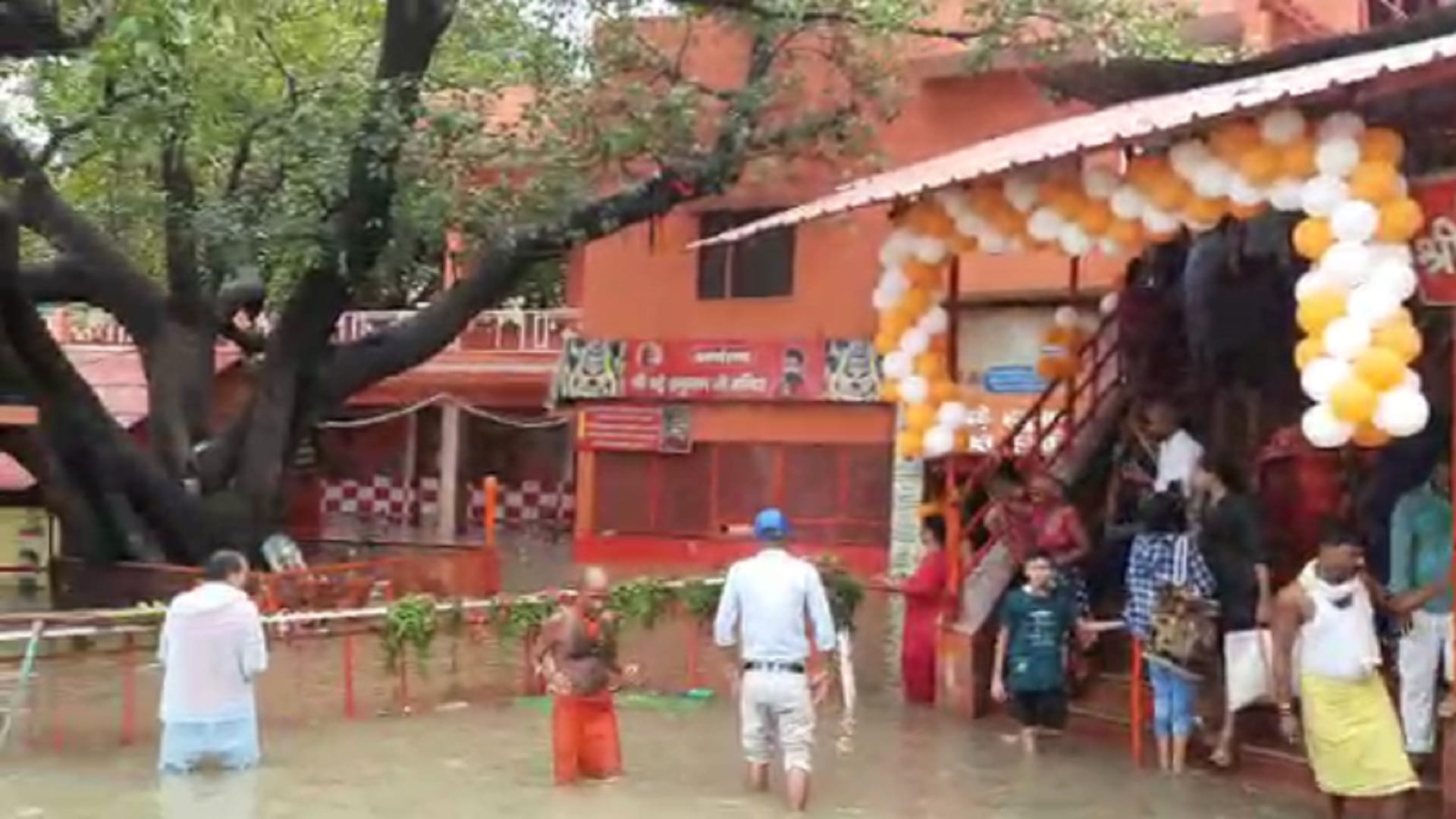 Flood in Prayagraj On the Ganga-Yamuna spate, the big Hanuman temple turned into an island