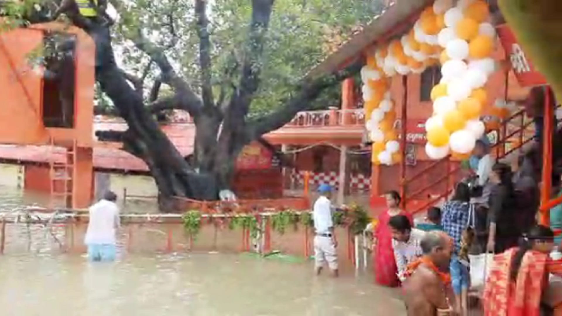 Flood in Prayagraj On the Ganga-Yamuna spate, the big Hanuman temple turned into an island