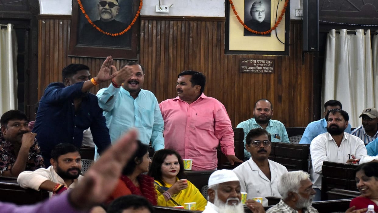 Nagar Nigam Prayagraj: Uproar in Corporation Sadan over bad street lights