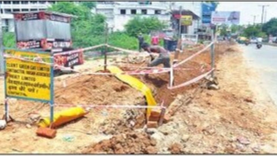 Tourists troubled due to potholes on the roads in Agra