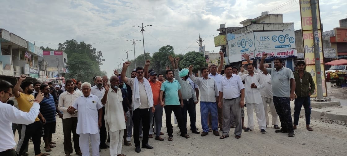 Shopkeepers upset due to damaged SK road raised slogans, Yamunanagar