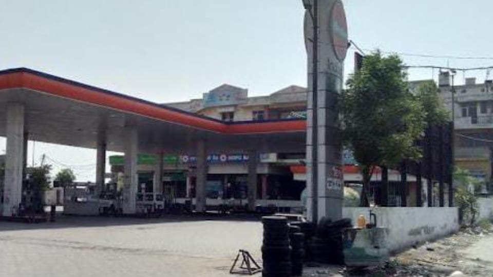 Cash looted from petrol pump cashier by showing pistol in Sonipat