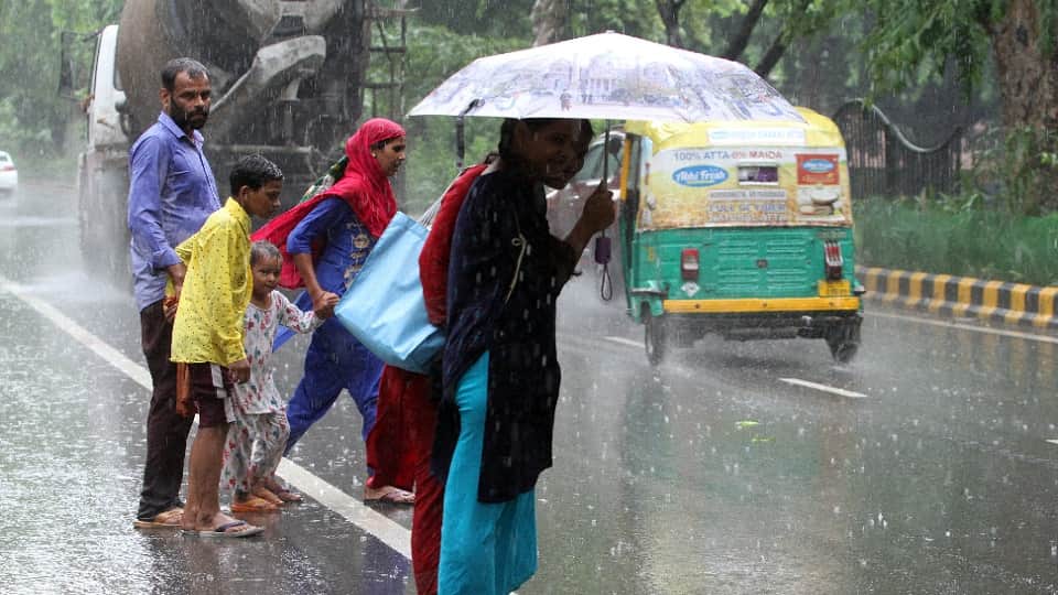 according to Meteorological Department monsoon remain active in delhi for the next three days