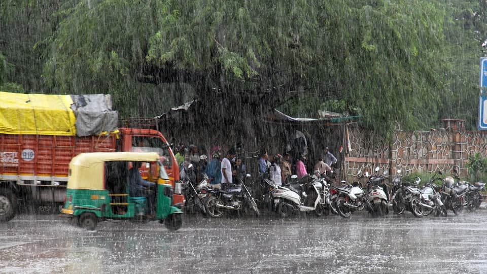 according to Meteorological Department monsoon remain active in delhi for the next three days