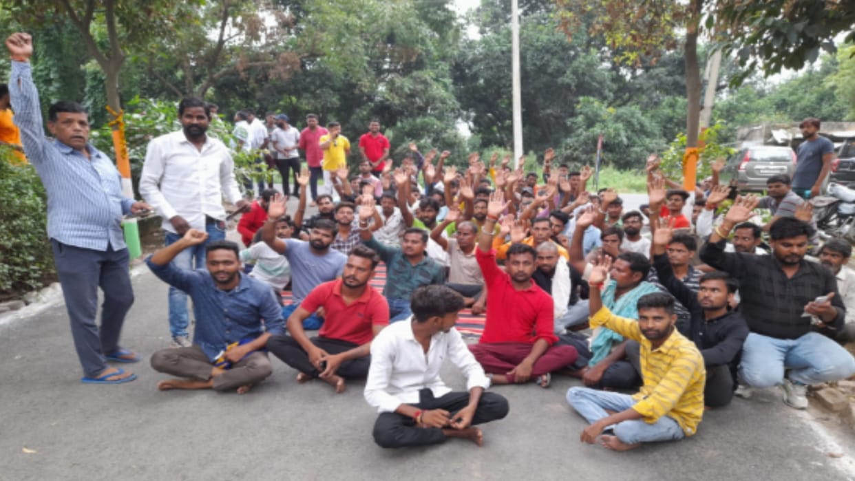 Muzaffarnagar: SC man beaten with shoes, Bhim Army workers uproar at police station