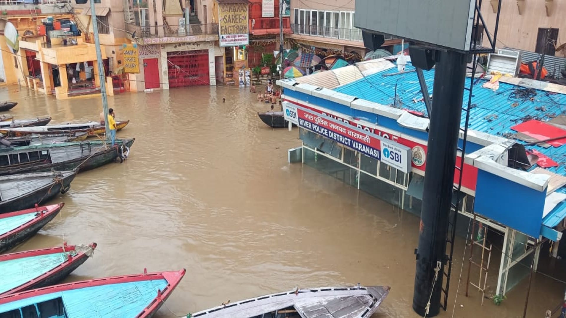 Ganga assumed a fierce form ghat submerged people fleeing due to water filling their house