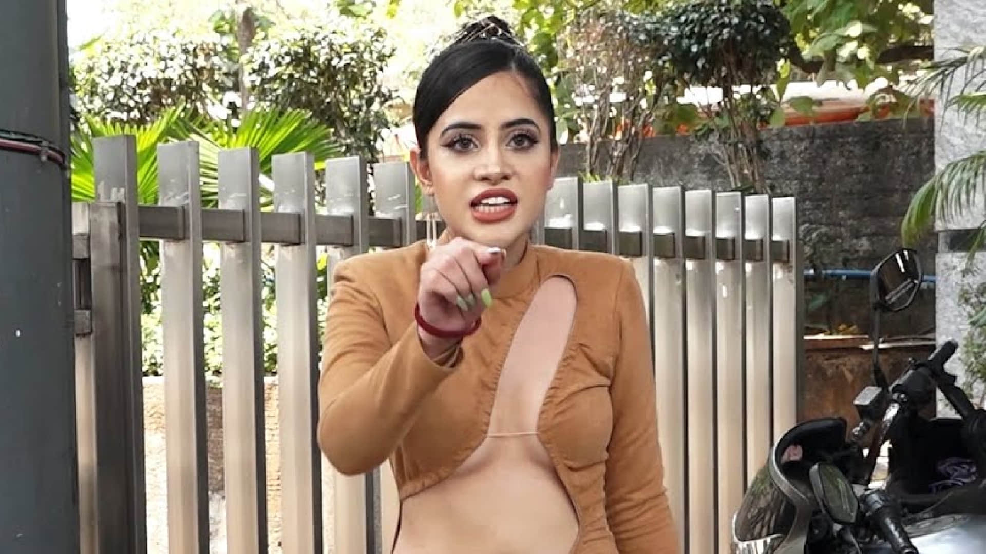 Urfi Javed shared phone numbers unknown people who are asking about his father actress help from the fans