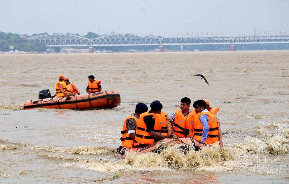 Ganga waterlevel varanasi flood condition wait for cremation see photos
