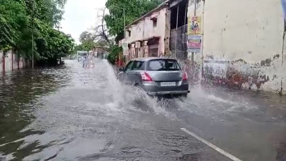 Waterlogging on roads due to rain in Agra