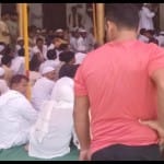 गांव में होती पंचायत