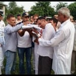 झज्जर में बेटे के अंतिम संस्कार के दौरान बिलखते पिता।