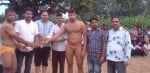 हाथरस : गांव कैमार में कुश्ती दंगल के दौरान पहलवानों का हाथ मिलवाते लक्ष्मीराज सिंह व गौरव प्रताप