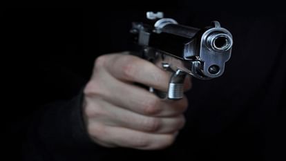 Prayagraj :किशोर की सरेआम गोली मारकर हत्या, मिनी ट्यूबवेल के कमरे में दागी  गोलियां - Youth Shot Dead In Meja, Sensation In Village Due To Incident In  Broad Daylight - Amar Ujala