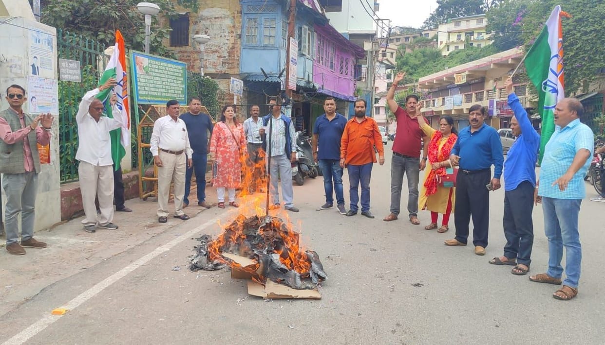Uksssc paper leak case Congress burnt the effigy of state government