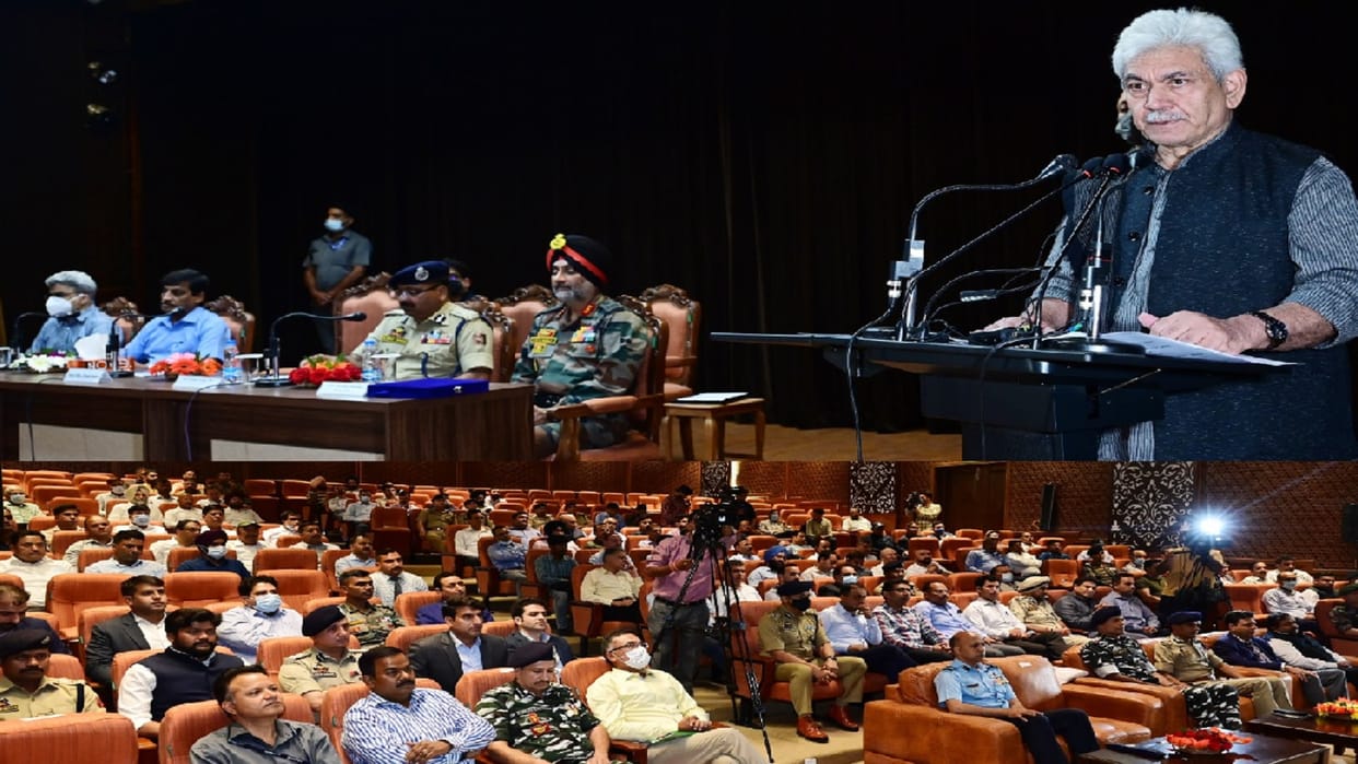 Amarnath Yatra: Brand ambassador of every pilgrim JK, LG Sinha praised the officers for successful operation