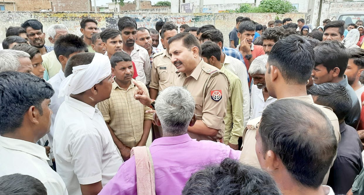 Farmer died due to electrocution of high tension line, angry people blocked the road