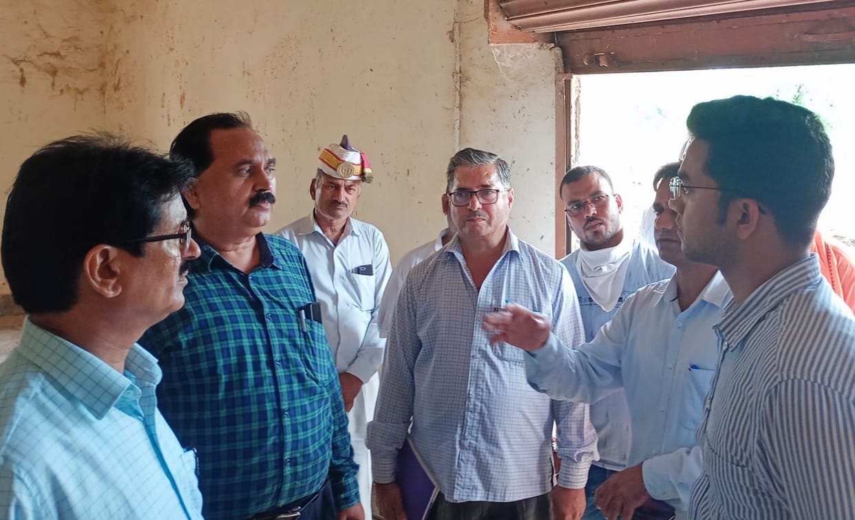 Banda: Mandalayukt reached Gaushala, expressed displeasure with SDM