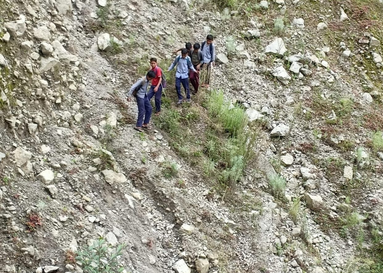 The road became difficult due to the breaking of the bridge