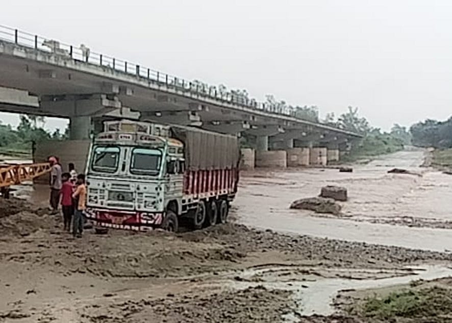 Water level rises on Kotawali river, two vehicles stranded