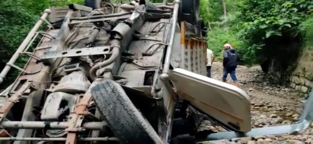 Apple-filled pickup fell into a ditch, driver dies