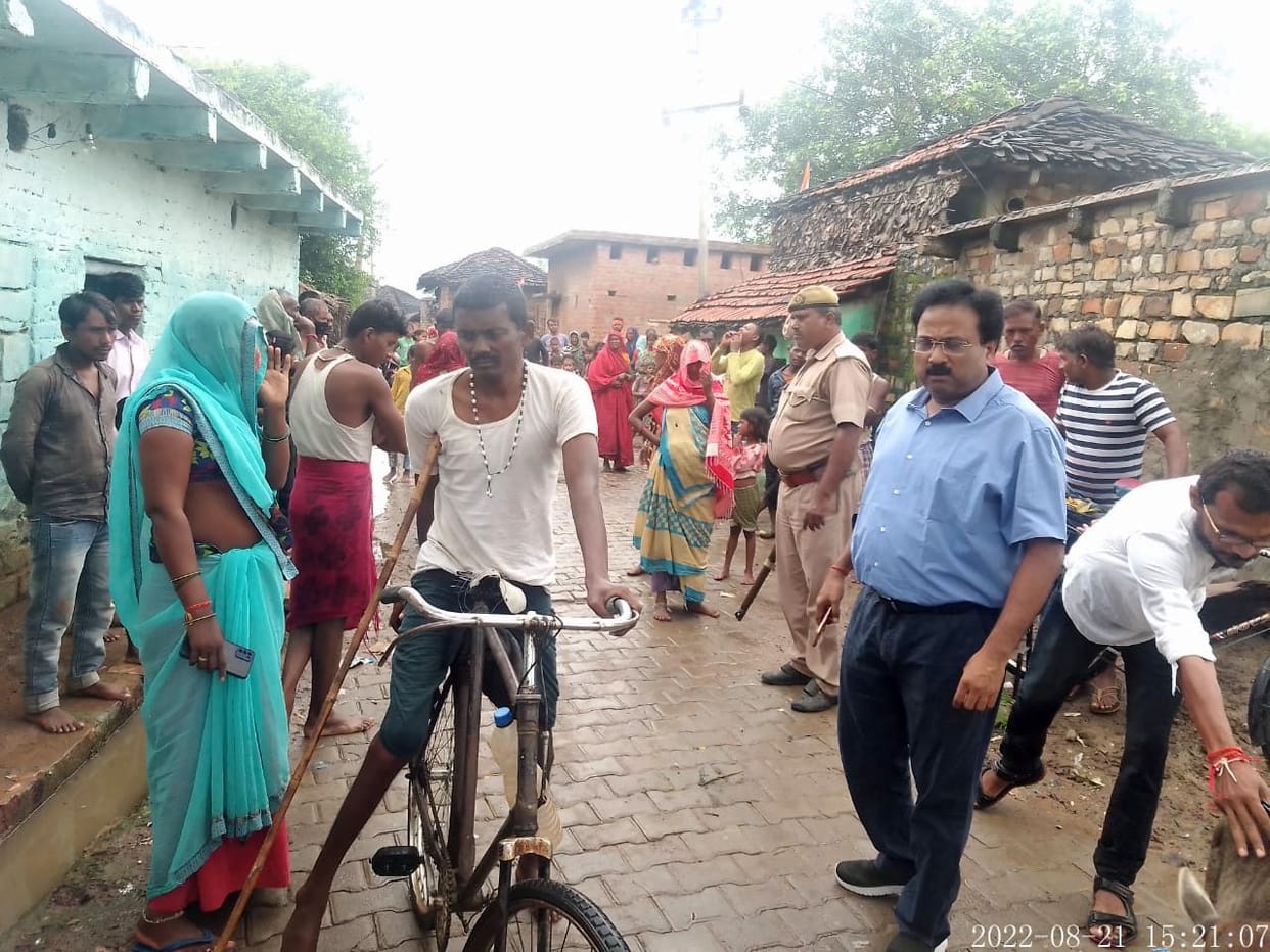 Chitrakoot: Two sisters died due to vomiting and diarrhea, the third one is undergoing treatment, the SDM went door-to-door to inquire about the disease