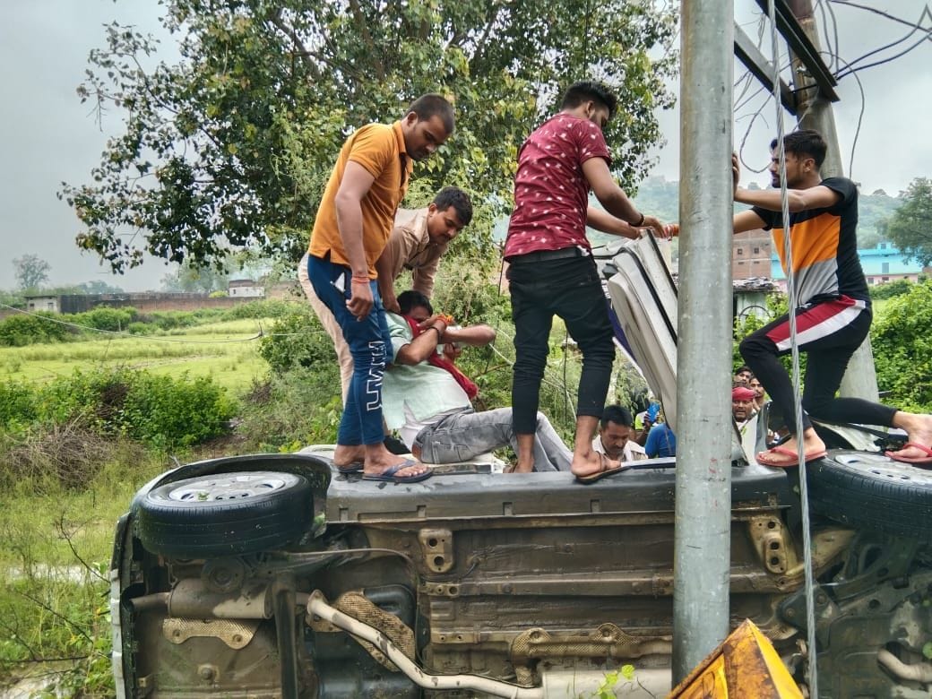 Chitrakoot: The car overturned after hitting a pillar, electricity went out for three hours